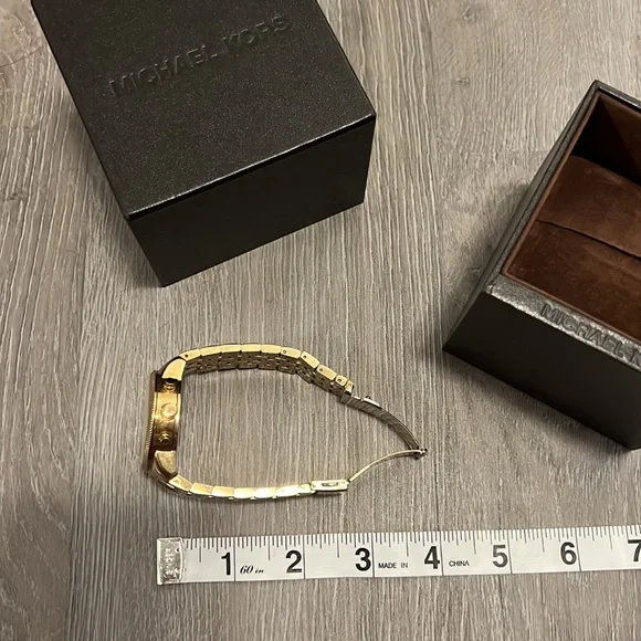 Michael Kors gold watch - Picture 3 of 8